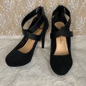 Size 8 M Penny Loves Kenny Black Closed Toe Heel with Back Zipper
